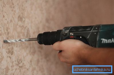 Per fare buchi nel muro è meglio usare un pugno Per fare buchi nel muro è meglio usare un pugno