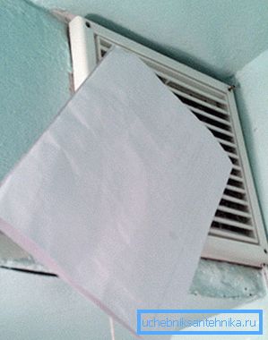 È possibile utilizzare un foglio di carta per verificare il funzionamento del sistema di ventilazione. È possibile utilizzare un foglio di carta per verificare il funzionamento del sistema di ventilazione.