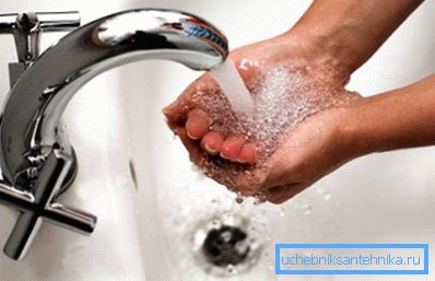 Per il funzionamento del miscelatore è necessaria una pressione eccessiva nell'alimentazione dell'acqua. Per il funzionamento del miscelatore è necessaria una pressione eccessiva nell'alimentazione dell'acqua.