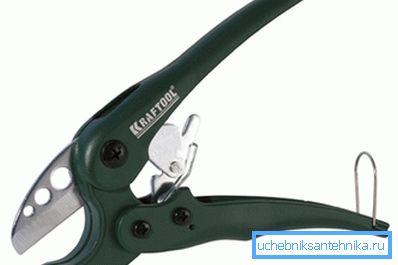 Per tagliare è meglio usare un cutter speciale. Per tagliare è meglio usare un cutter speciale.