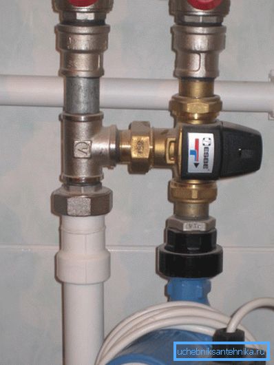 Per ridurre la temperatura dell'acqua in un pavimento caldo utilizzando un'unità di miscelazione.