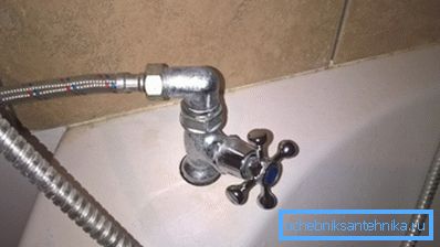 Per un'installazione fissa di un riscaldatore di flusso, ho montato un rubinetto separato con una boccola di ceramica sul bordo della vasca. Per un'installazione fissa di un riscaldatore di flusso, ho montato un rubinetto separato con una boccola di ceramica sul bordo della vasca.