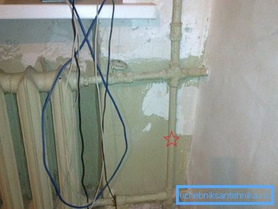 Casa di costruzione stalinista. I montanti di riscaldamento galvanizzati sono montati su fili e, nonostante la loro notevole età, sono in condizioni eccellenti. Casa di costruzione stalinista. I montanti di riscaldamento galvanizzati sono montati su fili e, nonostante la loro notevole età, sono in condizioni eccellenti.
