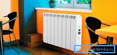 Radiatore dell'olio domestico alimentato dalla rete elettrica. Radiatore dell'olio domestico alimentato dalla rete elettrica.