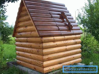 La casa e il pozzo dentro La combinazione di metallo (tetto di cartone ondulato) e legno (muri di tronchi arrotondati) La casa e il pozzo dentro La combinazione di metallo (tetto di cartone ondulato) e legno (muri di tronchi arrotondati)