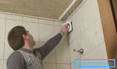 Una ventilazione aggiuntiva aiuterà non solo a liberarsi dell'umidità sul dispositivo idraulico, ma anche ad accelerare il processo di alterazione causata dagli agenti atmosferici in bagno Una ventilazione aggiuntiva aiuterà non solo a liberarsi dell'umidità sul dispositivo idraulico, ma anche ad accelerare il processo di alterazione causata dagli agenti atmosferici in bagno