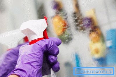 Basta spruzzare e pulire il detergente per vetri