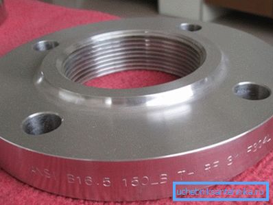Molto spesso, tali elementi con fissaggio filettato sul tubo vengono utilizzati nella produzione, a volte è molto più facile saldare i giunti che tagliare fili di alta qualità su un tubo di grande diametro.