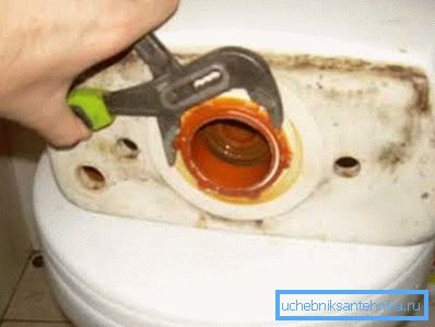 Abbastanza spesso, con una tale rottura, è necessario svitare il sistema di bloccaggio del dado di troppo pieno, sebbene i professionisti credano che se il serbatoio è già stato rimosso, allora vale la pena di cambiare tutti gli interni per la prevenzione Abbastanza spesso, con una tale rottura, è necessario svitare il sistema di bloccaggio del dado di troppo pieno, sebbene i professionisti credano che se il serbatoio è già stato rimosso, allora vale la pena di cambiare tutti gli interni per la prevenzione
