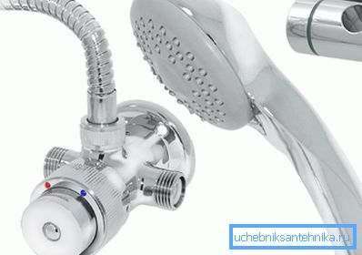 Il distributore dopo aver premuto il pulsante sul corpo del miscelatore misura la quantità d'acqua specificata. Il distributore dopo aver premuto il pulsante sul corpo del miscelatore misura la quantità d'acqua specificata.