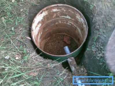 Drenaggio per drenare l'acqua sotto la doccia in un sito di campagna Drenaggio per drenare l'acqua sotto la doccia in un sito di campagna