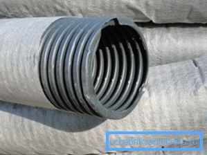 Il tubo perforato corrugato di drenaggio con geofabric per la rimozione di umidità in eccesso da un sito