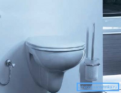 Il bidet doccia nel water consente di risparmiare spazio Il bidet doccia nel water consente di risparmiare spazio