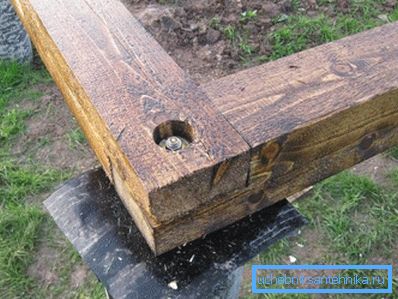 Fare la doccia in campagna con le mani dall'albero inizia con la fascia inferiore. Fare la doccia in campagna con le mani dall'albero inizia con la fascia inferiore.
