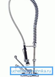 Tubo doccia su un lavello da cucina flessibile Tubo doccia su un lavello da cucina flessibile