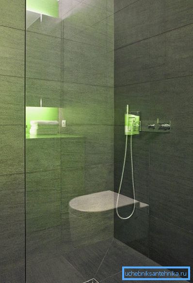 Doccia con scarico a pavimento in ceramica Doccia con scarico a pavimento in ceramica