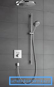 Un set doccia con soffione che esce da una parete o da un soffitto appare molto elegante e originale. Un set doccia con soffione che esce da una parete o da un soffitto appare molto elegante e originale.