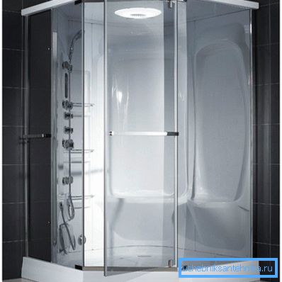 La cabina doccia pentagonale 135 per 135 non è solo spaziosa, ma anche molto originale. La cabina doccia pentagonale 135 per 135 non è solo spaziosa, ma anche molto originale.
