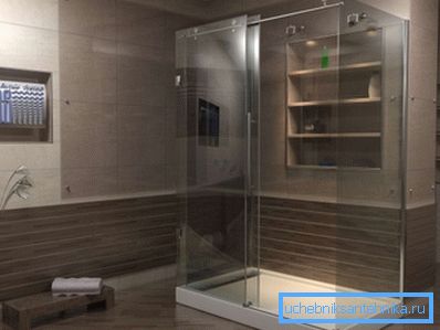 Doccia con una base bassa 120x90 all'interno di un bagno moderno. Doccia con una base bassa 120x90 all'interno di un bagno moderno.