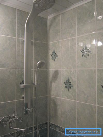 Sistema doccia con doccia a pioggia e miscelatore in appartamento Sistema doccia con doccia a pioggia e miscelatore in appartamento