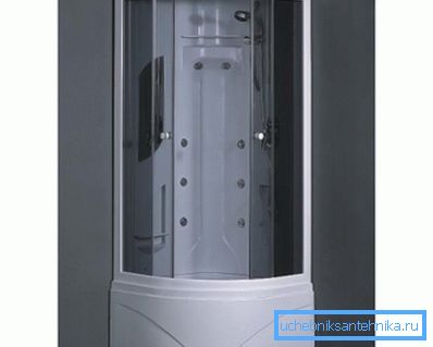 Le cabine doccia con un vassoio alto 90x90 consentono di fare il bagno ai bambini, inoltre è molto meno probabile che perdano acqua nella stanza Le cabine doccia con un vassoio alto 90x90 consentono di fare il bagno ai bambini, inoltre è molto meno probabile che perdano acqua nella stanza