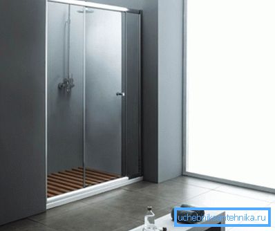 Piatti doccia con tende sembrano molto eleganti e grandi per interni minimalisti. Piatti doccia con tende sembrano molto eleganti e grandi per interni minimalisti.