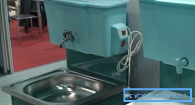 Due sistemi con diversi metodi di alimentazione dell'acqua con funzioni di riscaldamento Due sistemi con diversi metodi di alimentazione dell'acqua con funzioni di riscaldamento