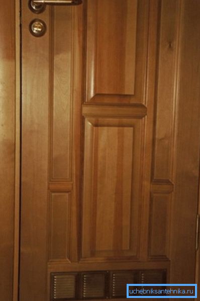 Porta dotata di un ingresso speciale Porta dotata di un ingresso speciale