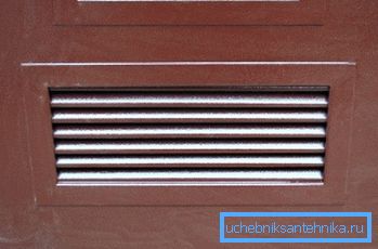 Porta con griglia di aerazione. Porta con griglia di aerazione.