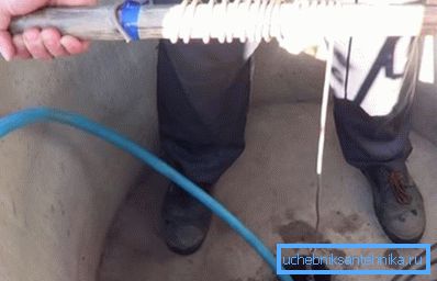 Spostando la pompa a vibrazione fissa su e giù, mescolare il fango sul fondo Spostando la pompa a vibrazione fissa su e giù, mescolare il fango sul fondo