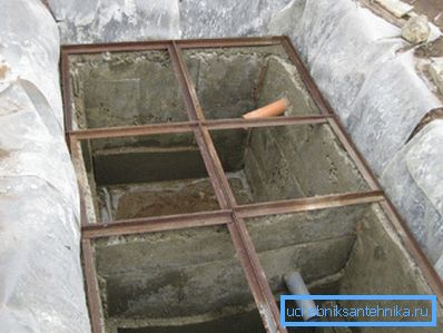 Fossa settica a due camere sotto il bagno Fossa settica a due camere sotto il bagno