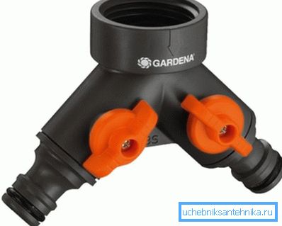 Il distributore a due canali di acqua tecnica con un intaglio sotto un tubo 3/4. Il distributore a due canali di acqua tecnica con un intaglio sotto un tubo 3/4.