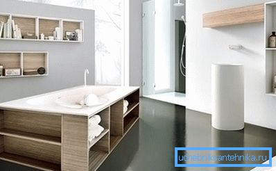 Schermo con ripiani in legno sotto il bagno Schermo con ripiani in legno sotto il bagno