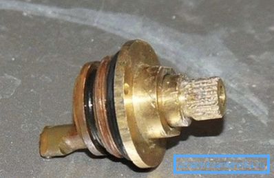 L'eccentrico non permetterà di estrarre un barile mentre si trova nella cassa del mixer. L'eccentrico non permetterà di estrarre un barile mentre si trova nella cassa del mixer.