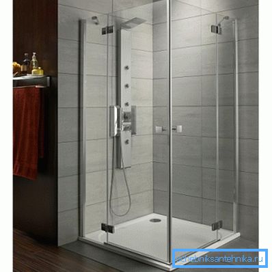 Una soluzione elegante e confortevole con un vassoio piano basso. Una soluzione elegante e confortevole con un vassoio piano basso.