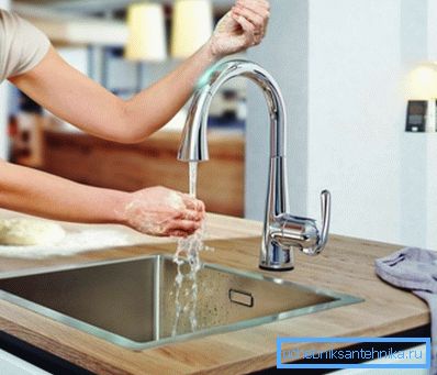 Rubinetto elegante con lavabo laterale in cucina Rubinetto elegante con lavabo laterale in cucina