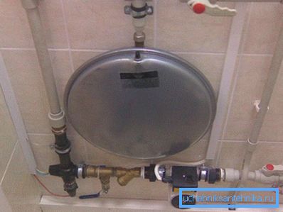 Caldaia a elettrodi per il riscaldamento del liquido di raffreddamento. Caldaia a elettrodi per il riscaldamento del liquido di raffreddamento.