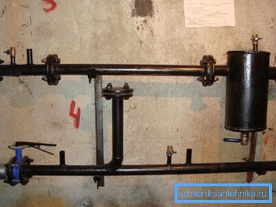Elevatore con ugello rimosso e aspirazione tappata. Elevatore con ugello rimosso e aspirazione tappata.