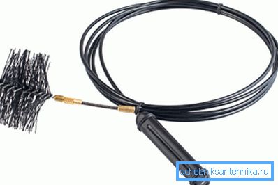 Spazzola fissata rigidamente su un cavo metallico. Spazzola fissata rigidamente su un cavo metallico.