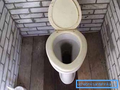 Un'altra variante del design più semplice di una tazza igienica in ceramica, che non è stata utilizzata di recente Un'altra variante del design più semplice di una tazza igienica in ceramica, che non è stata utilizzata di recente