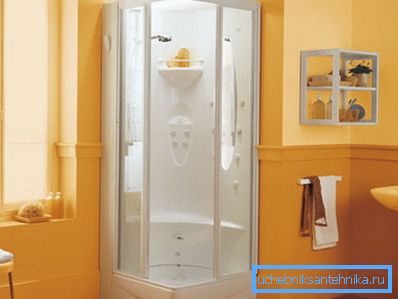 Un'altra versione della cabina d'angolo con dimensioni ridotte Un'altra versione della cabina d'angolo con dimensioni ridotte