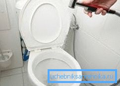Un'altra soluzione interessante è l'installazione di una mini doccia come bidet, può essere collegata al miscelatore per lavabo e non sono necessarie comunicazioni supplementari per l'eyeliner Un'altra soluzione interessante è l'installazione di una mini doccia come bidet, può essere collegata al miscelatore per lavabo e non sono necessarie comunicazioni supplementari per l'eyeliner