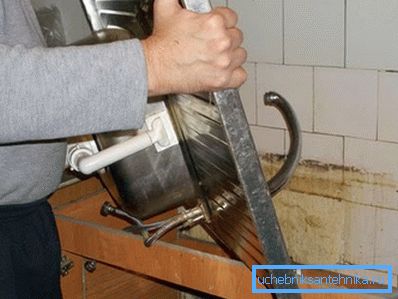 Se possibile, prima di cambiare il rubinetto in cucina, è meglio rimuovere il lavandino Se possibile, prima di cambiare il rubinetto in cucina, è meglio rimuovere il lavandino