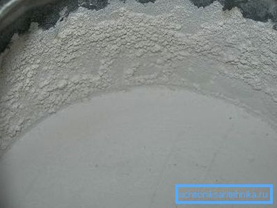 Se si fa evaporare l'acqua facendo bollire in una casseruola, è possibile vedere di persona la presenza di sali nella sua composizione. Se si fa evaporare l'acqua facendo bollire in una casseruola, è possibile vedere di persona la presenza di sali nella sua composizione.