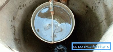 Se la qualità dell'acqua è scarsa, è necessario pulire il pozzetto e sostituire lo strato filtrante nella parte inferiore Se la qualità dell'acqua è scarsa, è necessario pulire il pozzetto e sostituire lo strato filtrante nella parte inferiore