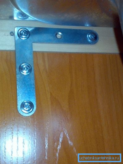 Se il lavabo verrà integrato nei mobili della cucina, allora vale la pena di rafforzare ulteriormente le pareti della sezione selezionata per questi scopi, al fine di evitare l'allentamento o l'allentamento del prodotto. Se il lavabo verrà integrato nei mobili della cucina, allora vale la pena di rafforzare ulteriormente le pareti della sezione selezionata per questi scopi, al fine di evitare l'allentamento o l'allentamento del prodotto.