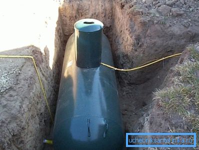 Se l'insediamento non viene gassificato, un grande contenitore di plastica può essere utilizzato come deposito di gas personale. Se l'insediamento non viene gassificato, un grande contenitore di plastica può essere utilizzato come deposito di gas personale.