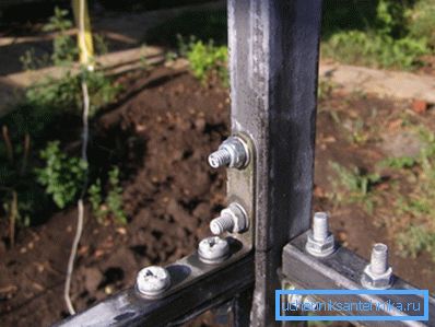 Se la saldatrice non è a portata di mano, è possibile utilizzare una connessione bullonata Se la saldatrice non è a portata di mano, è possibile utilizzare una connessione bullonata