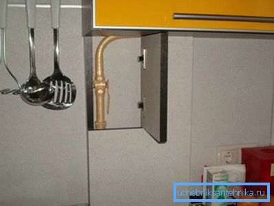 Se il tubo viene cucito con cartongesso o pannelli di mobili, è necessario installare una porta nella posizione della gru che blocchi l'accesso al gas. Se il tubo viene cucito con cartongesso o pannelli di mobili, è necessario installare una porta nella posizione della gru che blocchi l'accesso al gas.