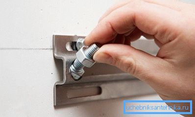 Se hai una staffa sotto forma di lastra, non dimenticare di metterla su un livello nel piano orizzontale Se hai una staffa sotto forma di lastra, non dimenticare di metterla su un livello nel piano orizzontale